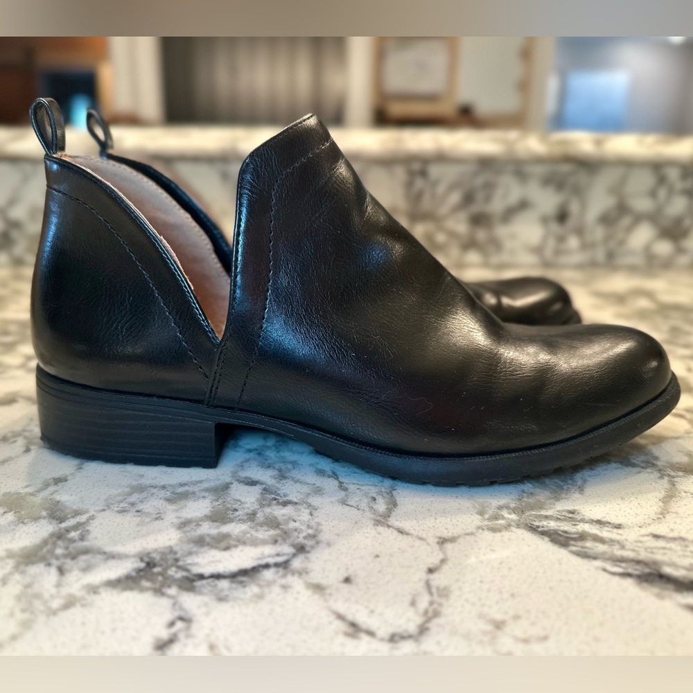 Life Stride Soft System black booties